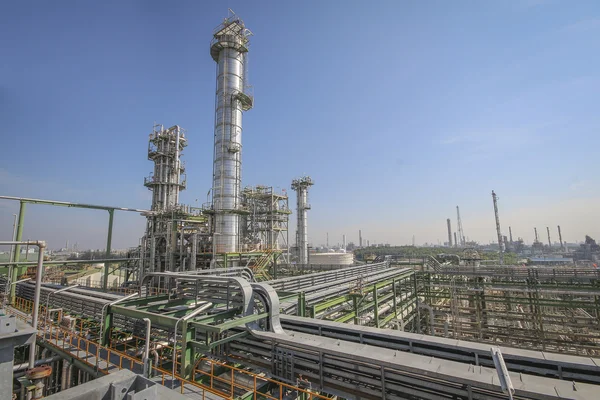 Torre de refinaria em planta industrial — Fotografia de Stock