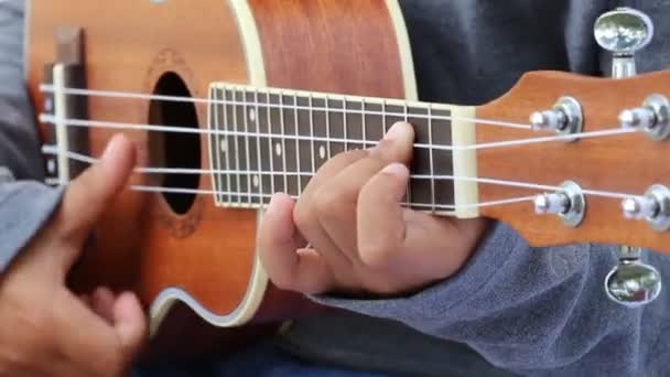 Gros plan sur les enfants jouant de la guitare — Video