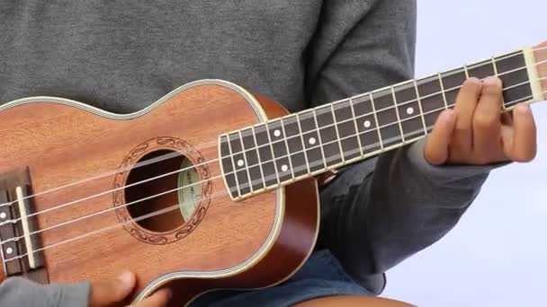 Primer plano de los niños a tocar la guitarra — Vídeo de stock
