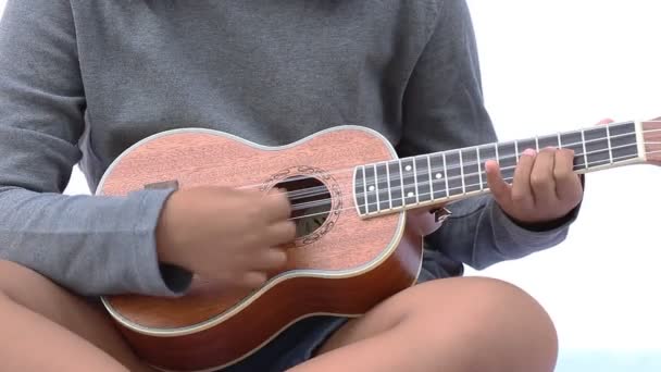 Detail dětí k hraní na kytaru — Stock video
