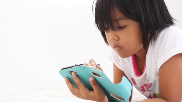 Kinder nutzen Tablet — Stockvideo