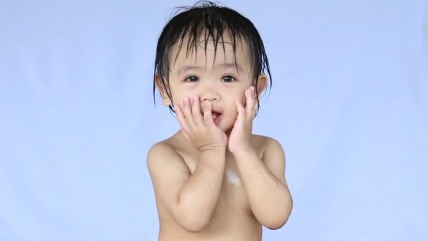 Bebé jugar en un baño — Vídeo de stock