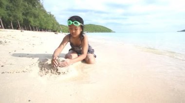 Çocuklar kumsalda oynuyor.