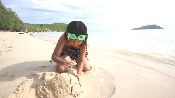 Niños juegan en la playa — Vídeo de stock