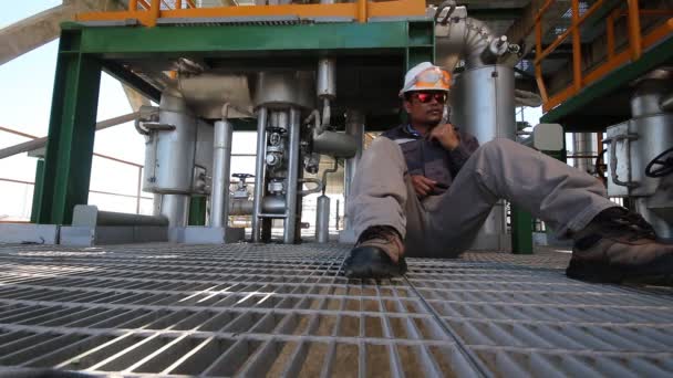 Ingeniero trabajando en planta de refinería — Vídeo de stock