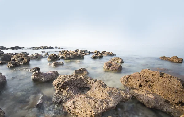 Mer et côte rocheuse le matin — Photo
