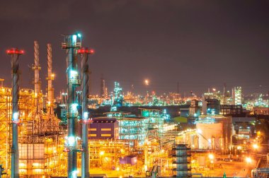 petrochenical fabrika alanının gece çekimi