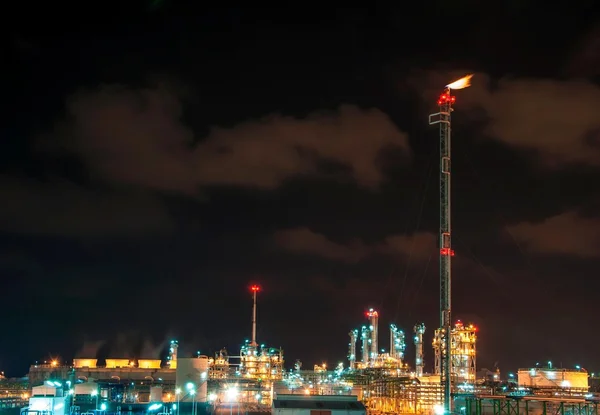 Éjszakai jelenet petrochenical gyár területe — Stock Fotó