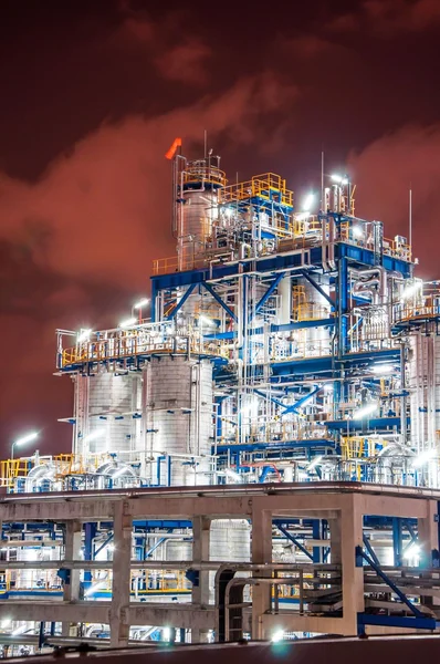 Scena notturna dell'impianto chimico industriale con cielo rosso — Foto Stock