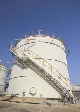 Mavi gökyüzü ile depolama tankı