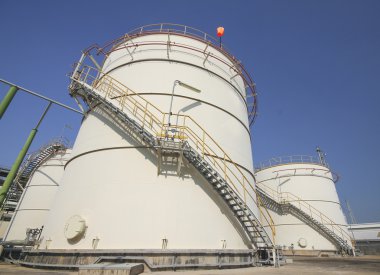 Mavi gökyüzü ile depolama tankı