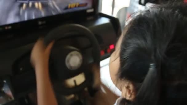 Jeune conducteur, Jouer à un jeu vidéo — Video