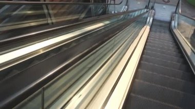alışveriş alışveriş merkezinde yürüyen merdiven