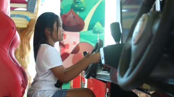 Jovem motorista, Jogar um jogo de vídeo — Vídeo de Stock
