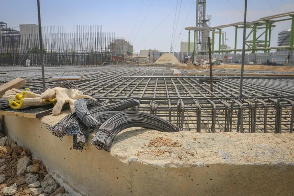 Renforcer la cage en fer dans un chantier de construction — Photo