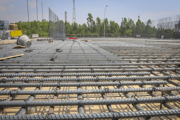 Rafforzare la gabbia di ferro in un cantiere — Foto Stock