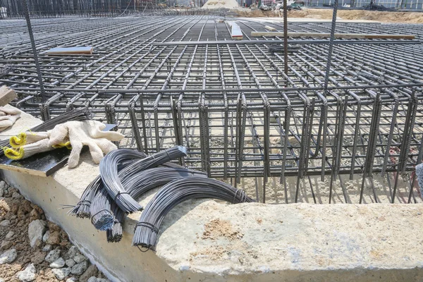 Reforzar la jaula de hierro en una obra de construcción —  Fotos de Stock