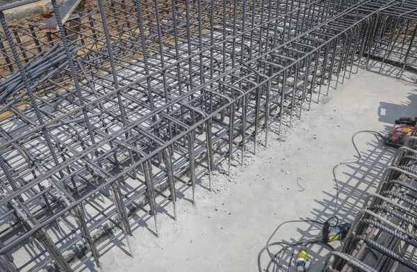 Renforcer la cage en fer dans un chantier de construction — Photo