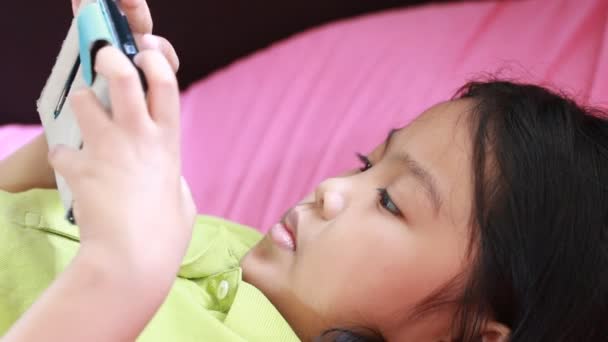 Menina joga jogos por telefone móvel — Vídeo de Stock
