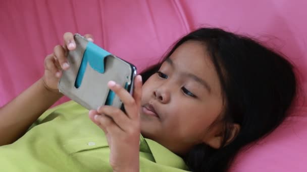 Fille joue à des jeux par téléphone mobile — Video