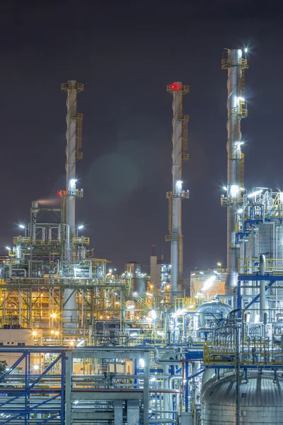 Nachtscène van raffinaderij plant — Stockfoto