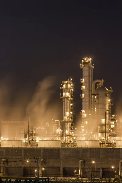 Vapeur d'eau de la tour de refroidissement dans une usine chimique — Photo