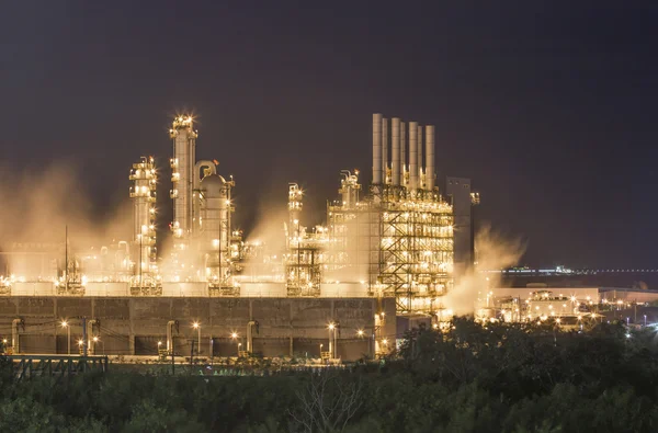 Vapeur d'eau de la tour de refroidissement dans une usine chimique — Photo