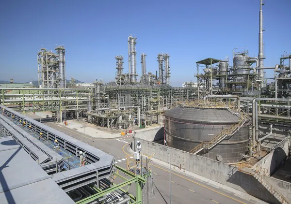 Refinery process area of petrochemical plant — Stockfoto