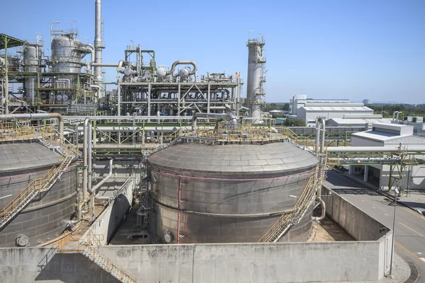 Refinery process area of petrochemical plant — Stockfoto