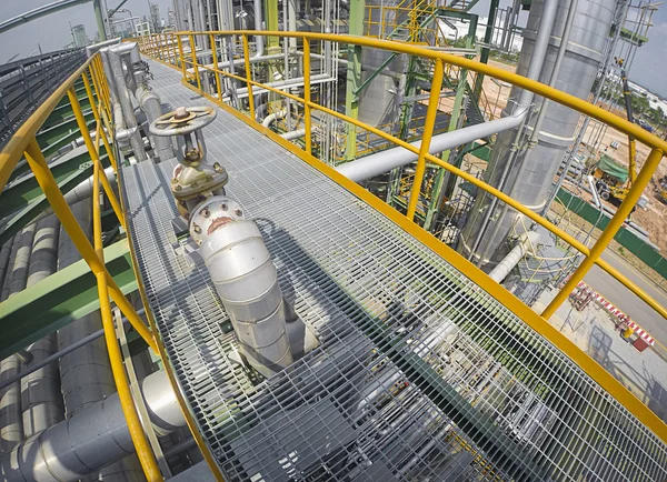 Escada de aço da fábrica de refinaria em lente larga — Fotografia de Stock