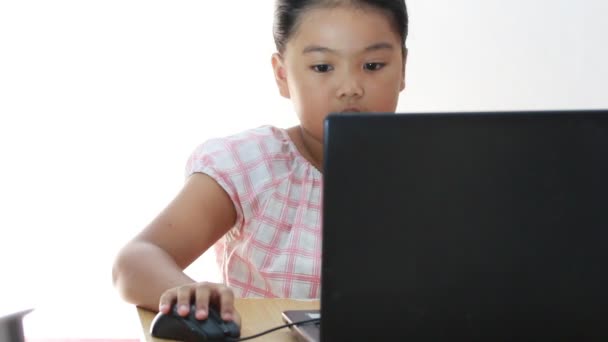 Barn med dator — Stockvideo