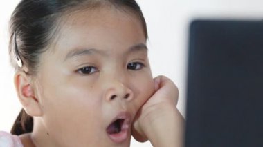 çocukları bilgisayar ile