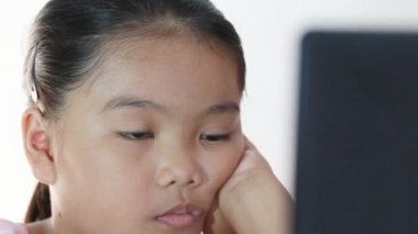 çocukları bilgisayar ile