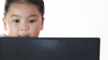çocukları bilgisayar ile