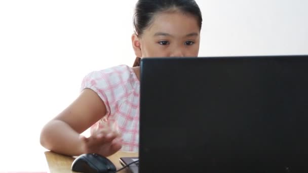 Kinderen met computer — Stockvideo