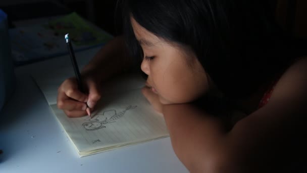 Niños dibujando dibujos animados en la noche — Vídeos de Stock