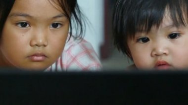 irmã e jovens à procura de computador em casa