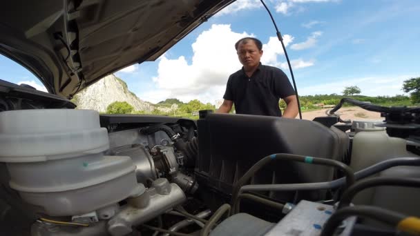 Muž zkontrolovat motor před jízdou — Stock video