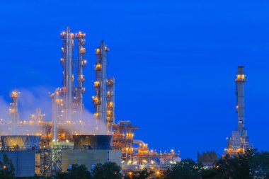 rafineri fabrika alacakaranlık