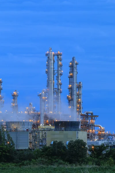 Нафтопереробний завод сутінки — стокове фото