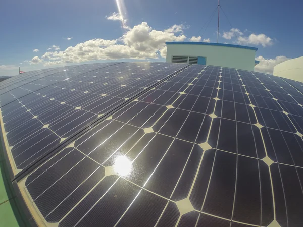 Reflexión del cielo sobre la célula solar —  Fotos de Stock