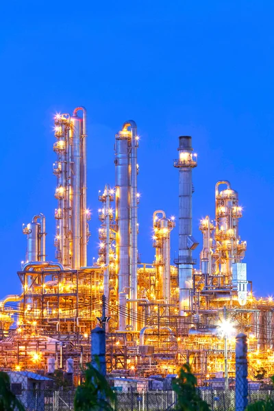 Ночная сцена нефтеперерабатывающего завода, перерабатываемого с использованием HDR — стоковое фото