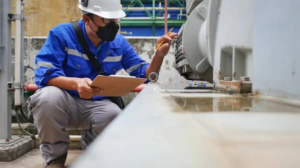 Electricista Industrial Con Casco Seguridad Verificación Visual Motor Inducción Equipo —  Fotos de Stock