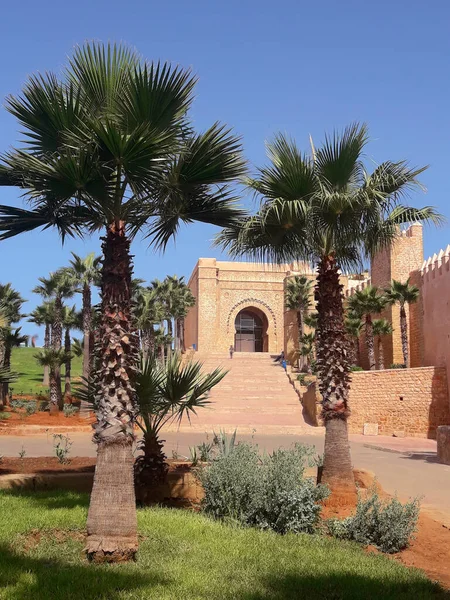 Prachtig plein met Hassan toren bij Mausoleum van Mohammed in Rabat — Stockfoto