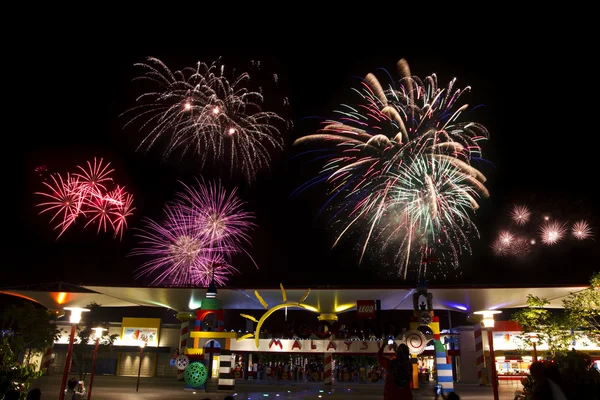 Fogos de artifício em Legoland malaysia na celebração do ano novo Fotografias De Stock Royalty-Free