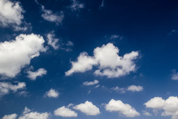 Mavi gökyüzünde bulut — Stok fotoğraf