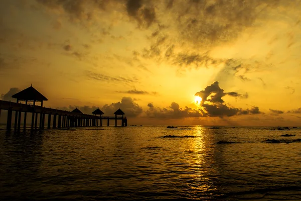 Zeegezicht bij zonsopgang en zonsondergang — Stockfoto