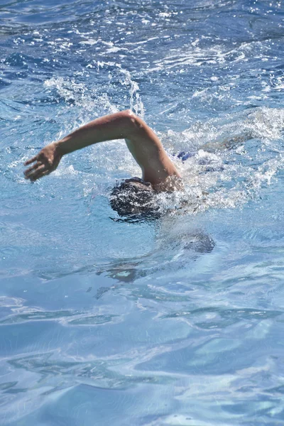 Menino nadando — Fotografia de Stock