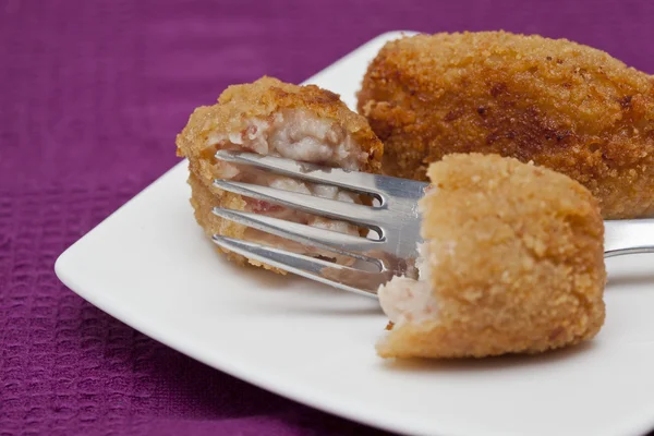 Beyaz plaka üzerinde kroket