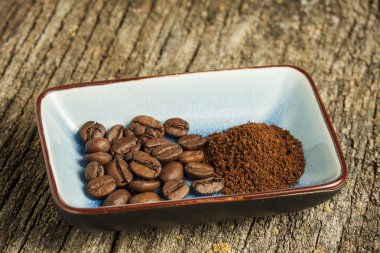 çekilmiş kahve ve kahve çekirdekleri